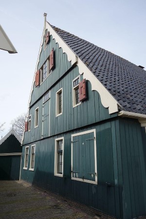 Boerderij met houten huis